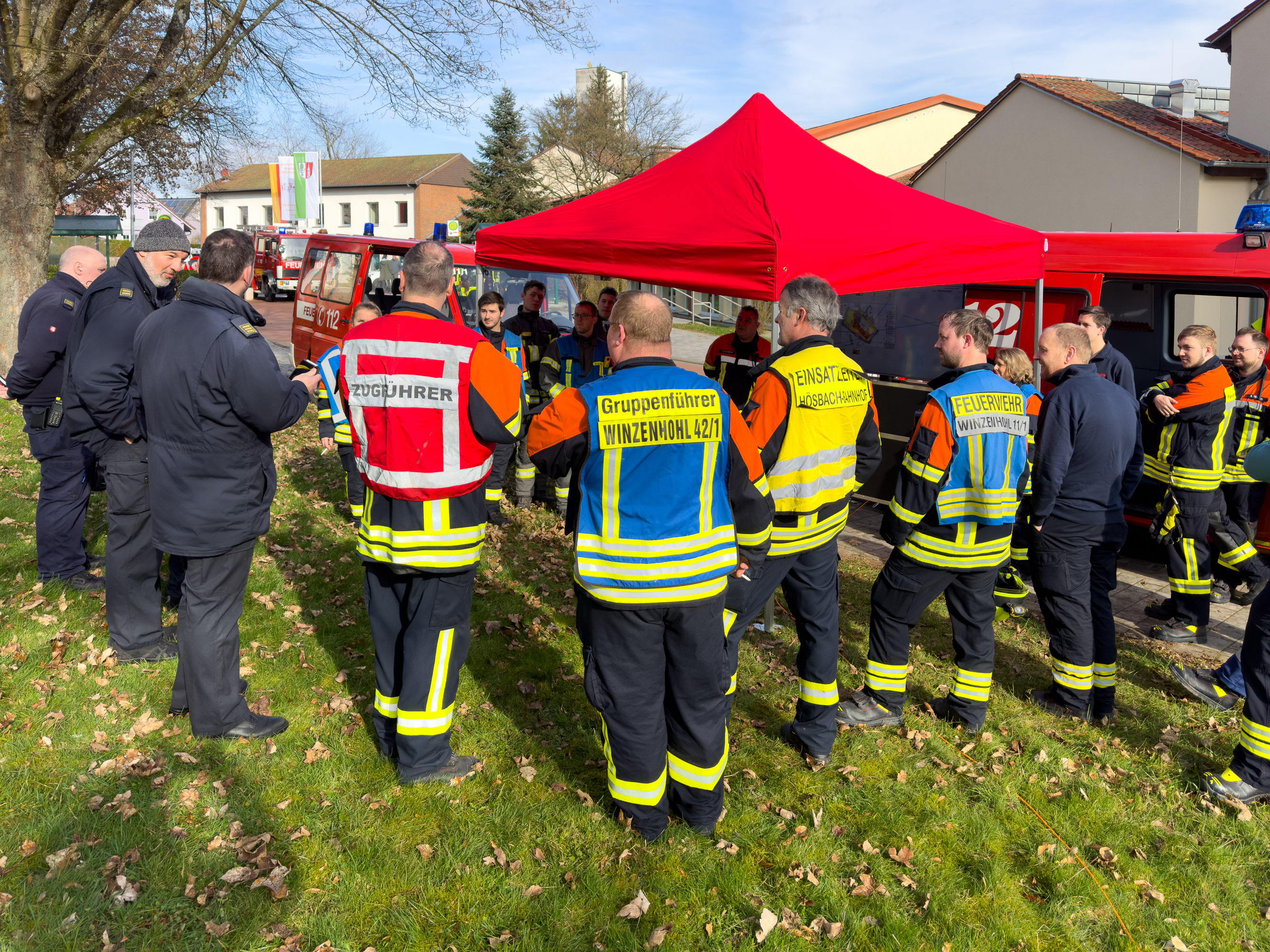 Bei einer Übung der Feuerwehren des Marktes Hösbach wurden in der Grundschule Wenighösbach ein Brandszenario angenommen. Fünf Personen mussten von den Feuerwehrkräften gerettet werden.