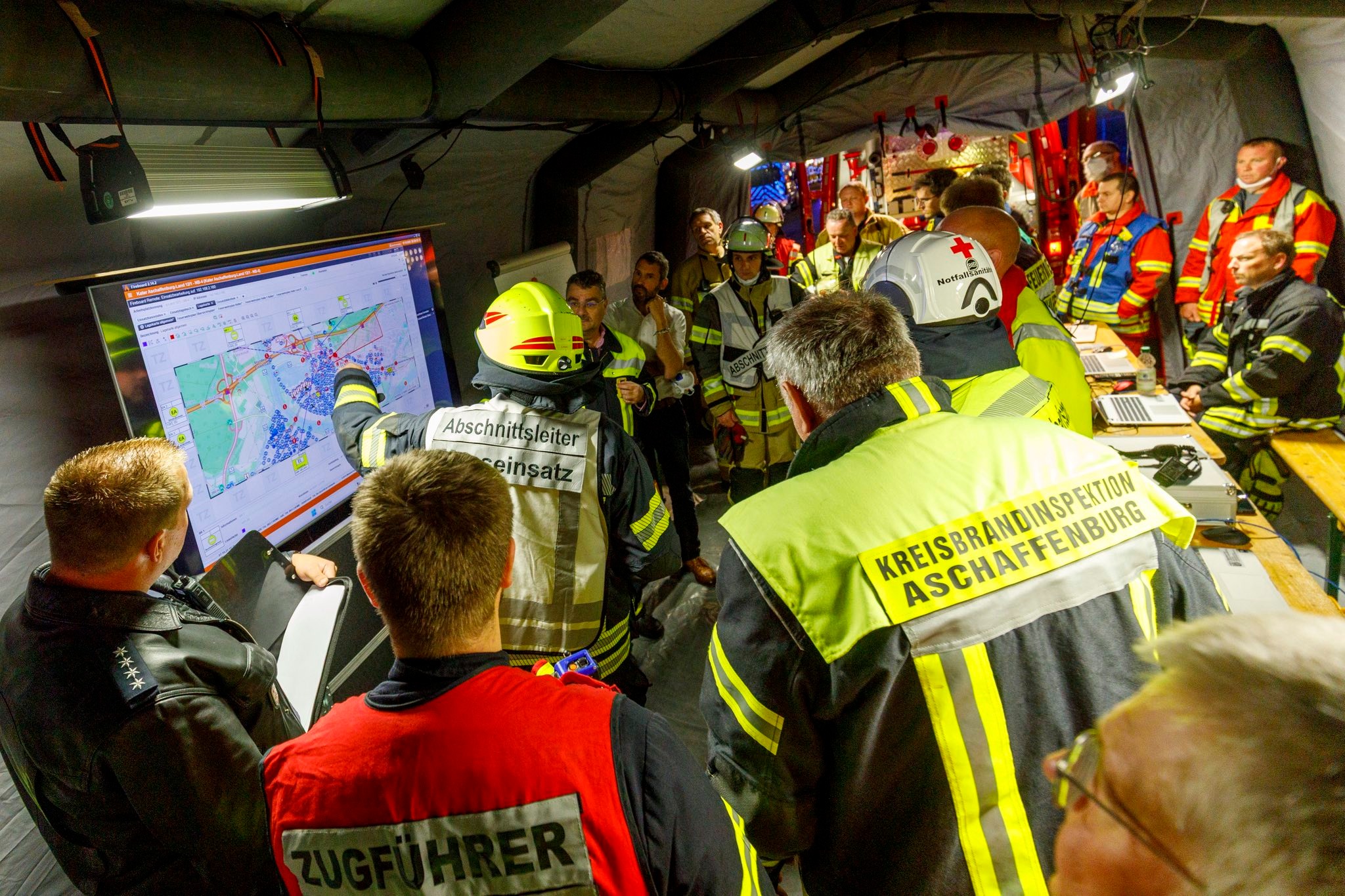 Mainaschaff | Bayern | Deutschland | 07.10..2025: Ein Metallwerkstück in einem Säurebad führte in einem Industriebetrieb zur  massiven Bildung nitroser Gase aus einem Behälter mit rund 6.000 Liter Salpetersäure.Sascha Rheker20251007[Inhaltsveraendernde Manipulation des Fotos nur nach ausdruecklicher Genehmigung des Fotografen. Vereinbarungen ueber Abtretung von Persoenlichkeitsrechten/Model Release der abgebildeten Person/Personen liegt/liegen nicht vor.]
