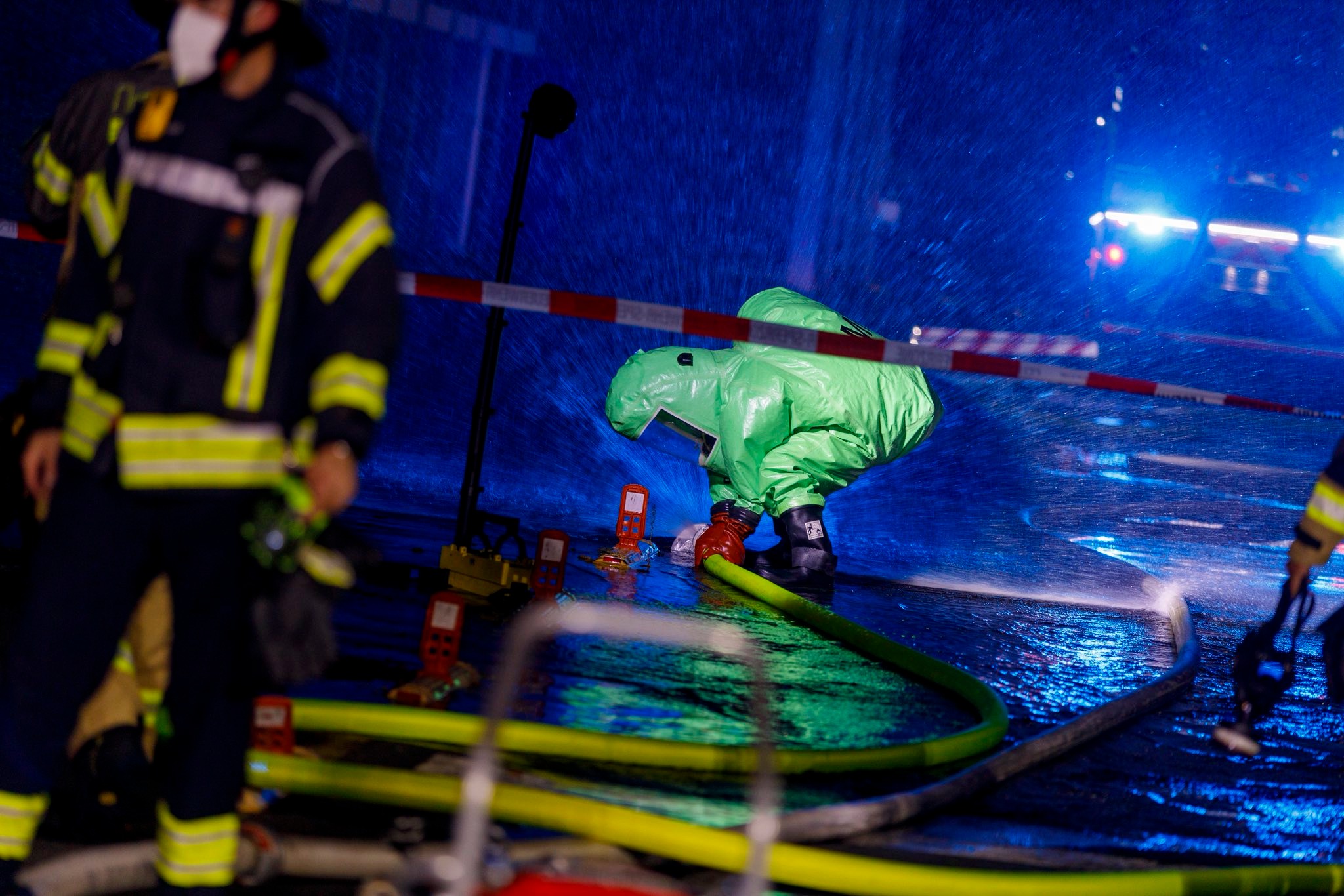 Mainaschaff | Bayern | Deutschland | 07.10..2025: Ein Metallwerkstück in einem Säurebad führte in einem Industriebetrieb zur  massiven Bildung nitroser Gase aus einem Behälter mit rund 6.000 Liter Salpetersäure.Sascha Rheker20251007[Inhaltsveraendernde Manipulation des Fotos nur nach ausdruecklicher Genehmigung des Fotografen. Vereinbarungen ueber Abtretung von Persoenlichkeitsrechten/Model Release der abgebildeten Person/Personen liegt/liegen nicht vor.]