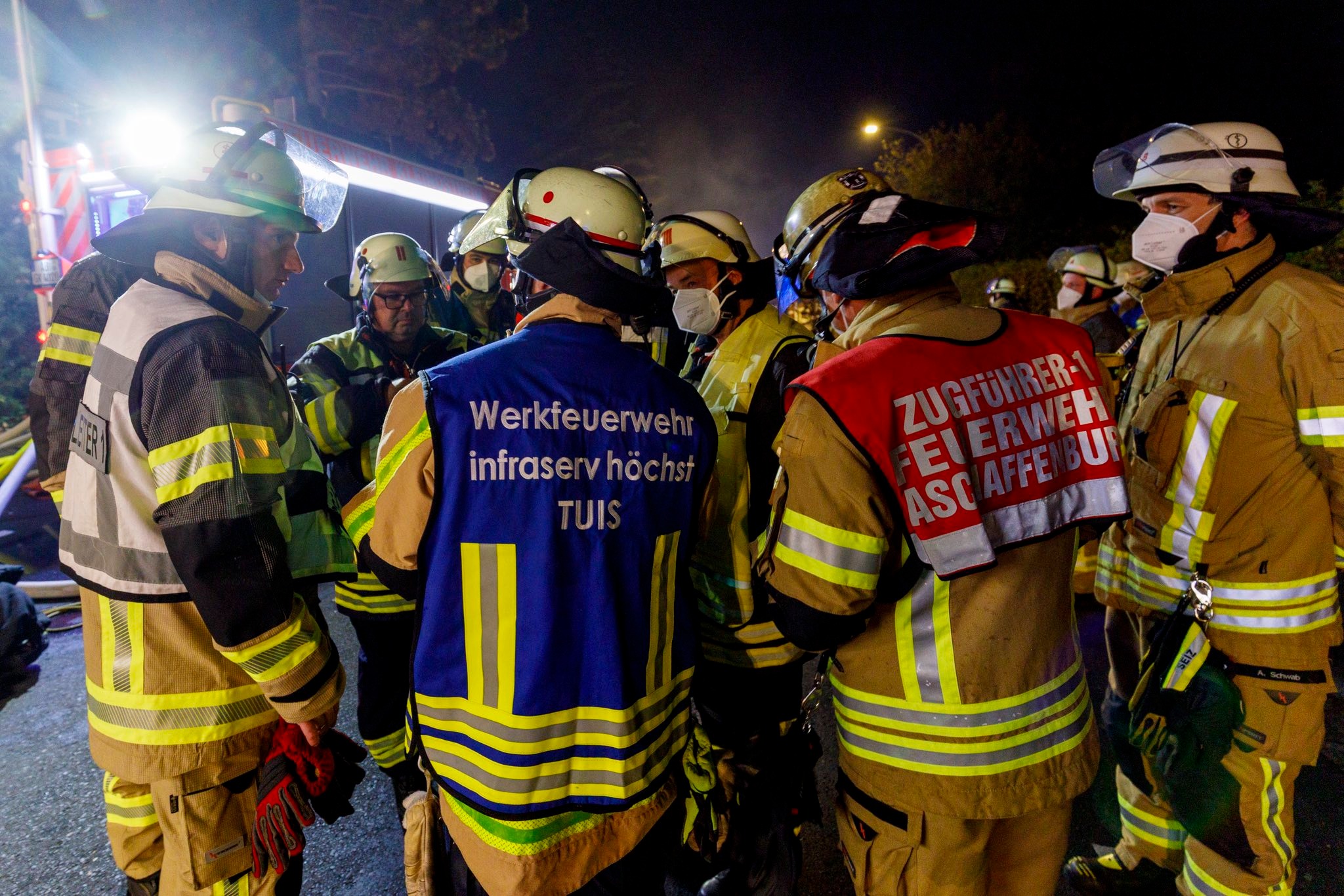 Mainaschaff | Bayern | Deutschland | 07.10..2025: Ein Metallwerkstück in einem Säurebad führte in einem Industriebetrieb zur  massiven Bildung nitroser Gase aus einem Behälter mit rund 6.000 Liter Salpetersäure.Sascha Rheker20251007[Inhaltsveraendernde Manipulation des Fotos nur nach ausdruecklicher Genehmigung des Fotografen. Vereinbarungen ueber Abtretung von Persoenlichkeitsrechten/Model Release der abgebildeten Person/Personen liegt/liegen nicht vor.]
