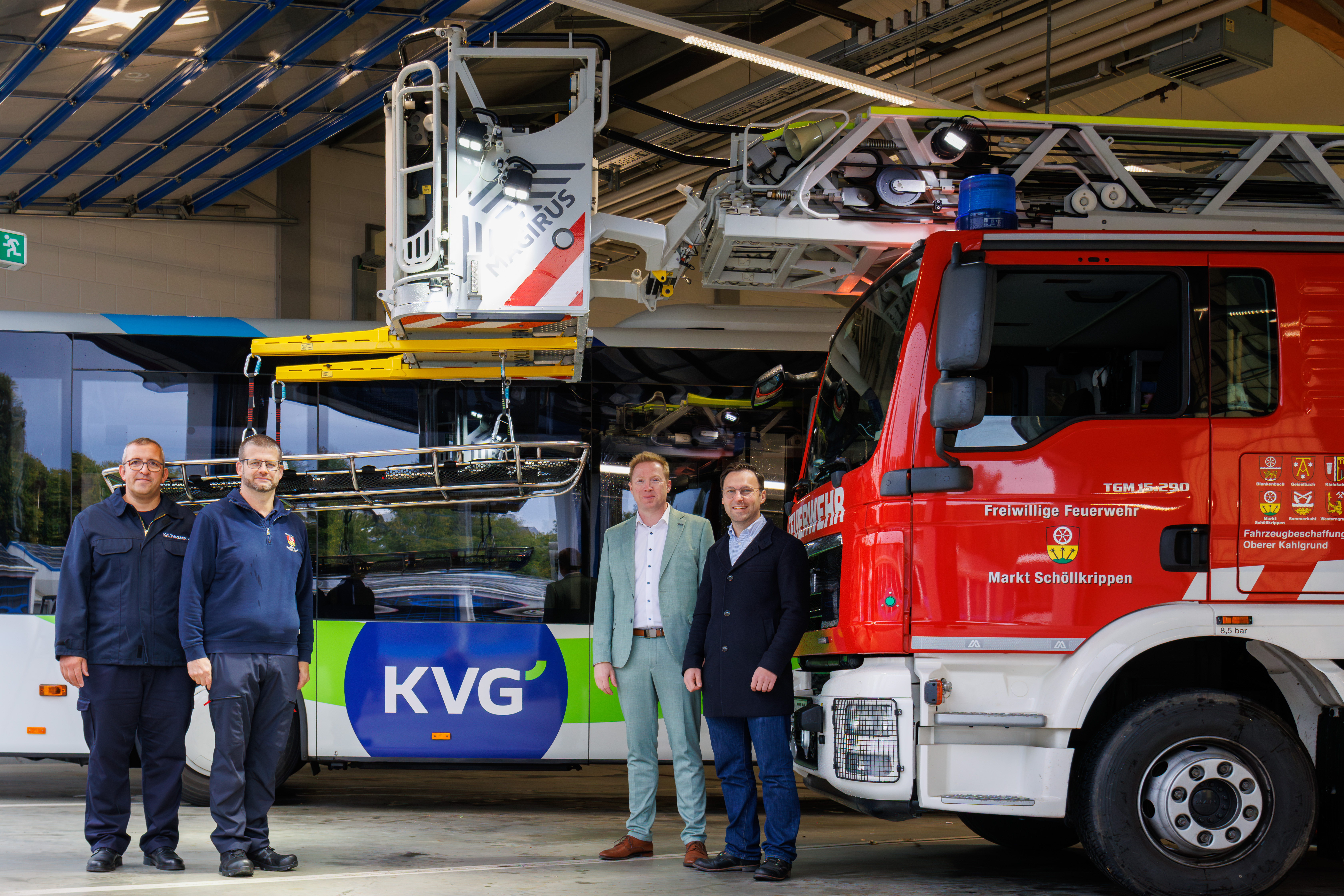 Die Kommandanten der Freiwilligen Feuerwehr Markt Schöllkrippen, der Geschäftsführer der KVG sowie der Bürgermeister bei der Übergabe einer Schleifkorbtrage, die von der KVG an die Feuerwehr gespendet wurde.v.l.n.r.: Christian Kaltwasser (Stv. Kommandant Feuerwehr Markt Schöllkrippen), Jörg Klingmann (Kommandant Feuerwehr Markt Schöllkrippen), Marc Bichtemann (Geschäftsführer der Kahlgrund Verkehrsgesellschaft mbH), Marc Babo (Bürgermeister Markt Schöllkrippen)