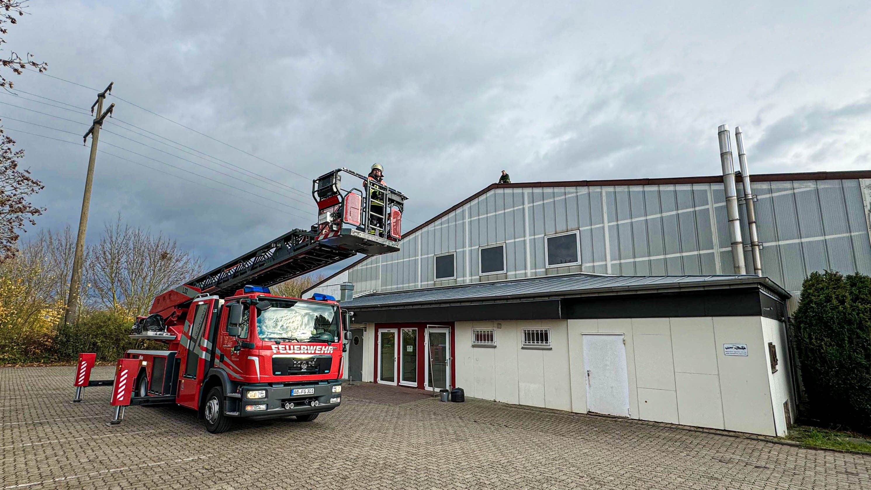 20241120 Drehleiterrettung Großostheim 1