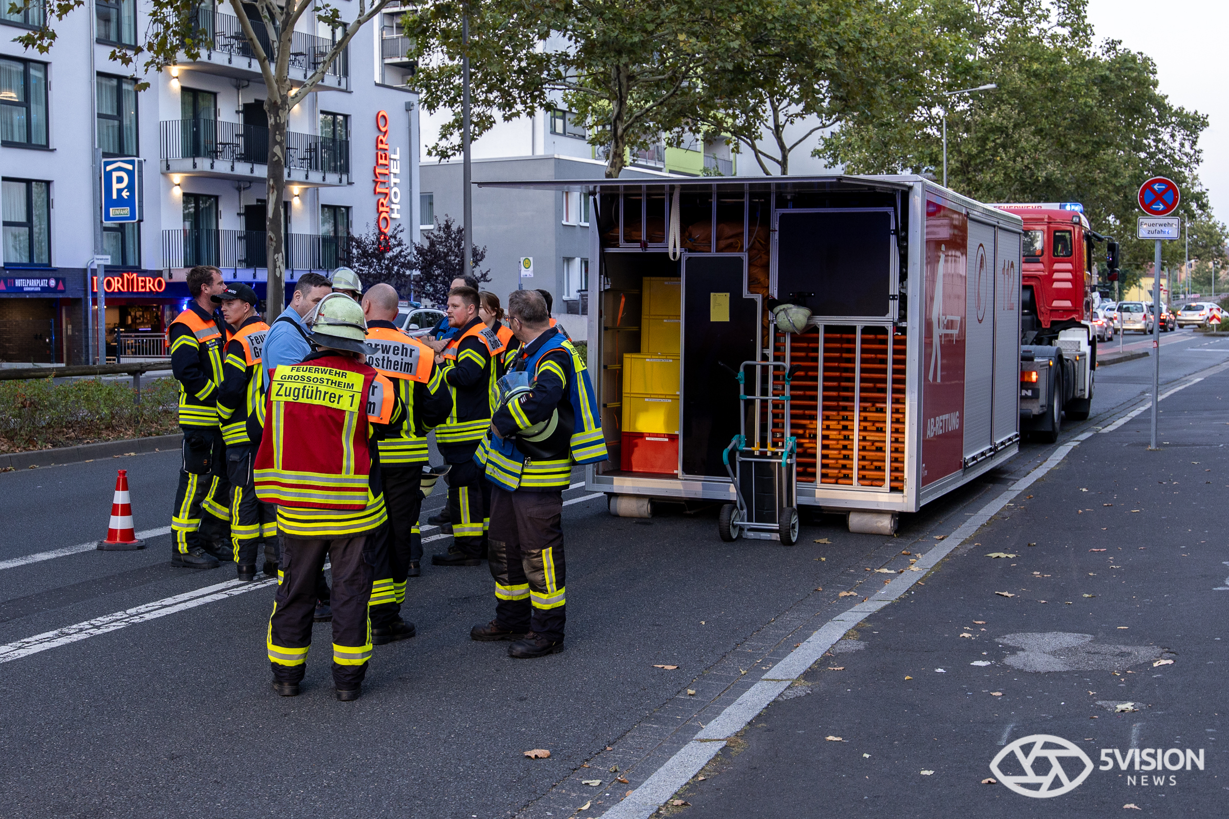 Am Donnerstagabend, 19.09.2024 kam es in Aschaffenburg zu einem Großeinsatz von Feuerwehr und Rettungsdienst als um 17:55 Uhr ein Feuer im vierten Stock einer Seniorenanlage gemeldet wurde. Brandrauch drang aus dem Dach der Wohnanlage. Vier Personen wurden verletzt, 85 Personen wurden vom Rettungsdienst überprüft. Im Einsatz waren über 150 Feuerwehrleute, Sanitäter und Notärzte. Für die Stadt Aschaffenburg wurde die höchste Alarmstufe B5 ausgelöst. Die Krankenhäuser in Aschaffenburg und Erlenbach bereiteten sich auf einen große Anzahl Verletzter vor.