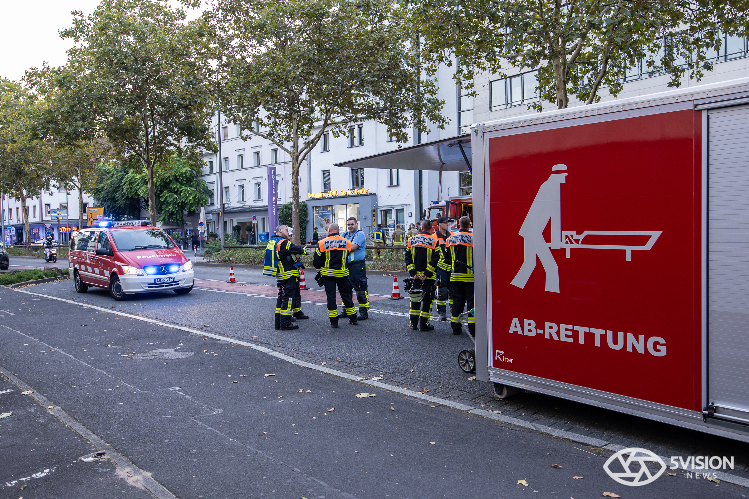 Am Donnerstagabend, 19.09.2024 kam es in Aschaffenburg zu einem Großeinsatz von Feuerwehr und Rettungsdienst als um 17:55 Uhr ein Feuer im vierten Stock einer Seniorenanlage gemeldet wurde. Brandrauch drang aus dem Dach der Wohnanlage. Vier Personen wurden verletzt, 85 Personen wurden vom Rettungsdienst überprüft. Im Einsatz waren über 150 Feuerwehrleute, Sanitäter und Notärzte. Für die Stadt Aschaffenburg wurde die höchste Alarmstufe B5 ausgelöst. Die Krankenhäuser in Aschaffenburg und Erlenbach bereiteten sich auf einen große Anzahl Verletzter vor.