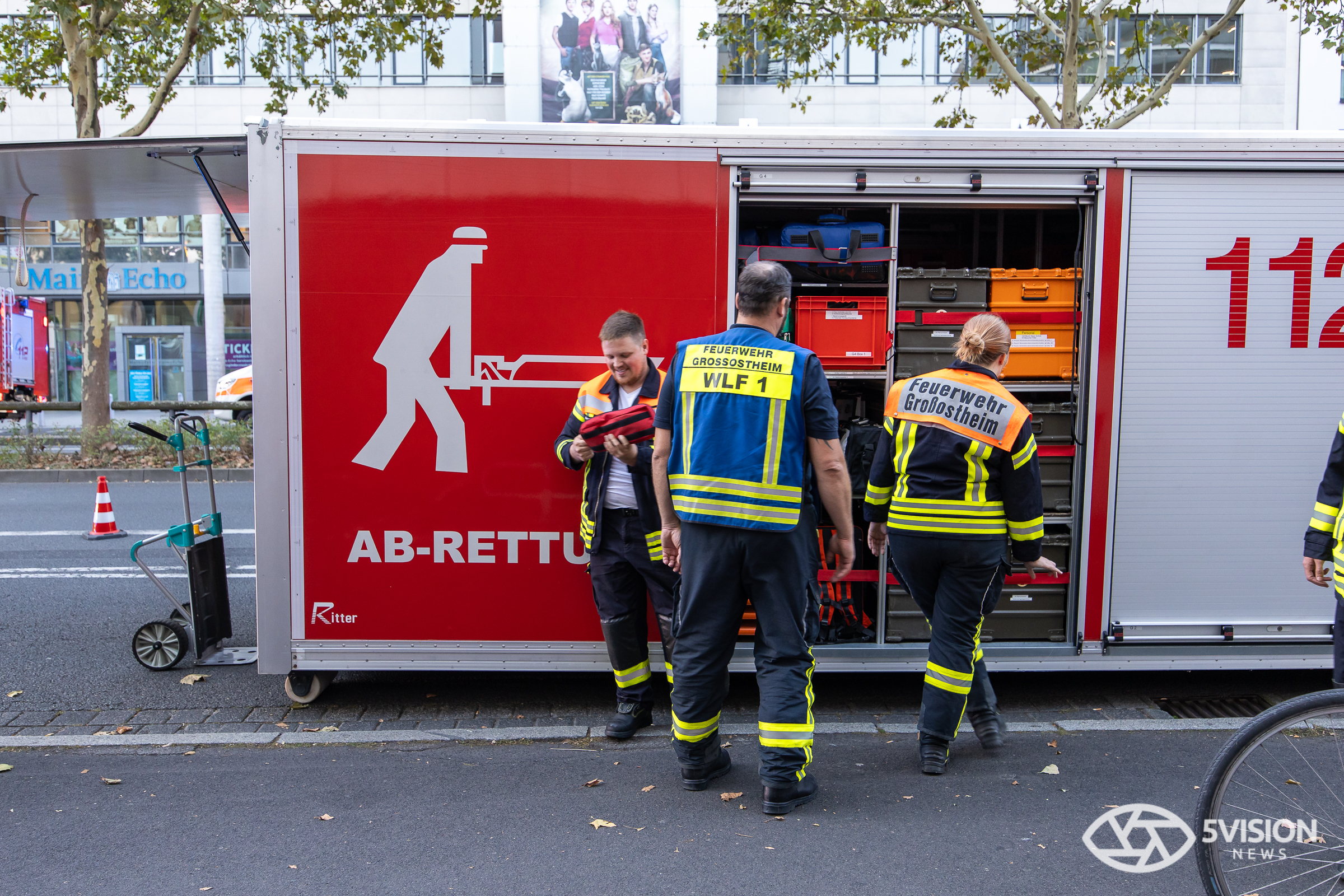 Am Donnerstagabend, 19.09.2024 kam es in Aschaffenburg zu einem Großeinsatz von Feuerwehr und Rettungsdienst als um 17:55 Uhr ein Feuer im vierten Stock einer Seniorenanlage gemeldet wurde. Brandrauch drang aus dem Dach der Wohnanlage. Vier Personen wurden verletzt, 85 Personen wurden vom Rettungsdienst überprüft. Im Einsatz waren über 150 Feuerwehrleute, Sanitäter und Notärzte. Für die Stadt Aschaffenburg wurde die höchste Alarmstufe B5 ausgelöst. Die Krankenhäuser in Aschaffenburg und Erlenbach bereiteten sich auf einen große Anzahl Verletzter vor.