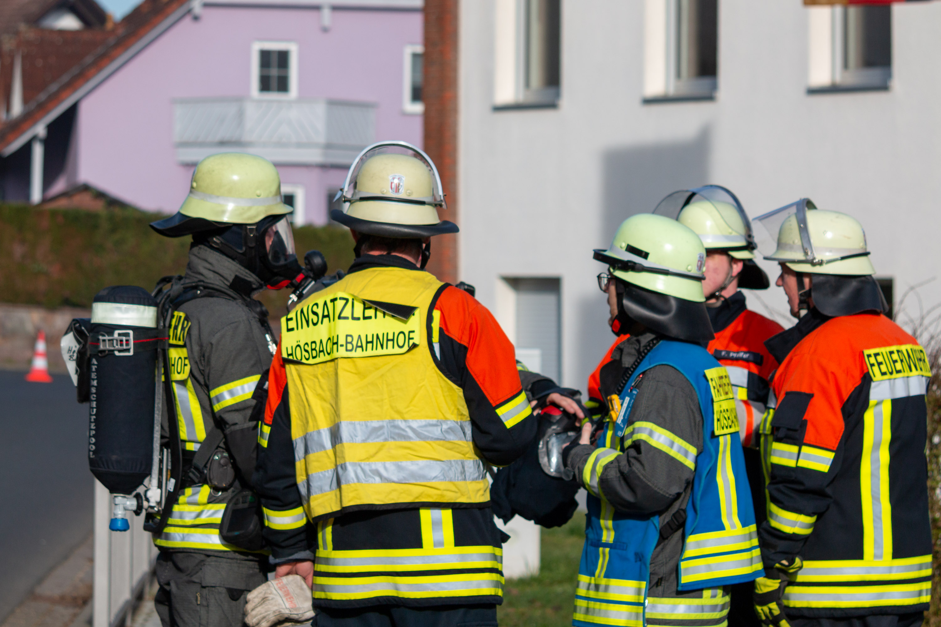 Bei einer Übung der Feuerwehren des Marktes Hösbach wurden in der Grundschule Wenighösbach ein Brandszenario angenommen. Fünf Personen mussten von den Feuerwehrkräften gerettet werden.