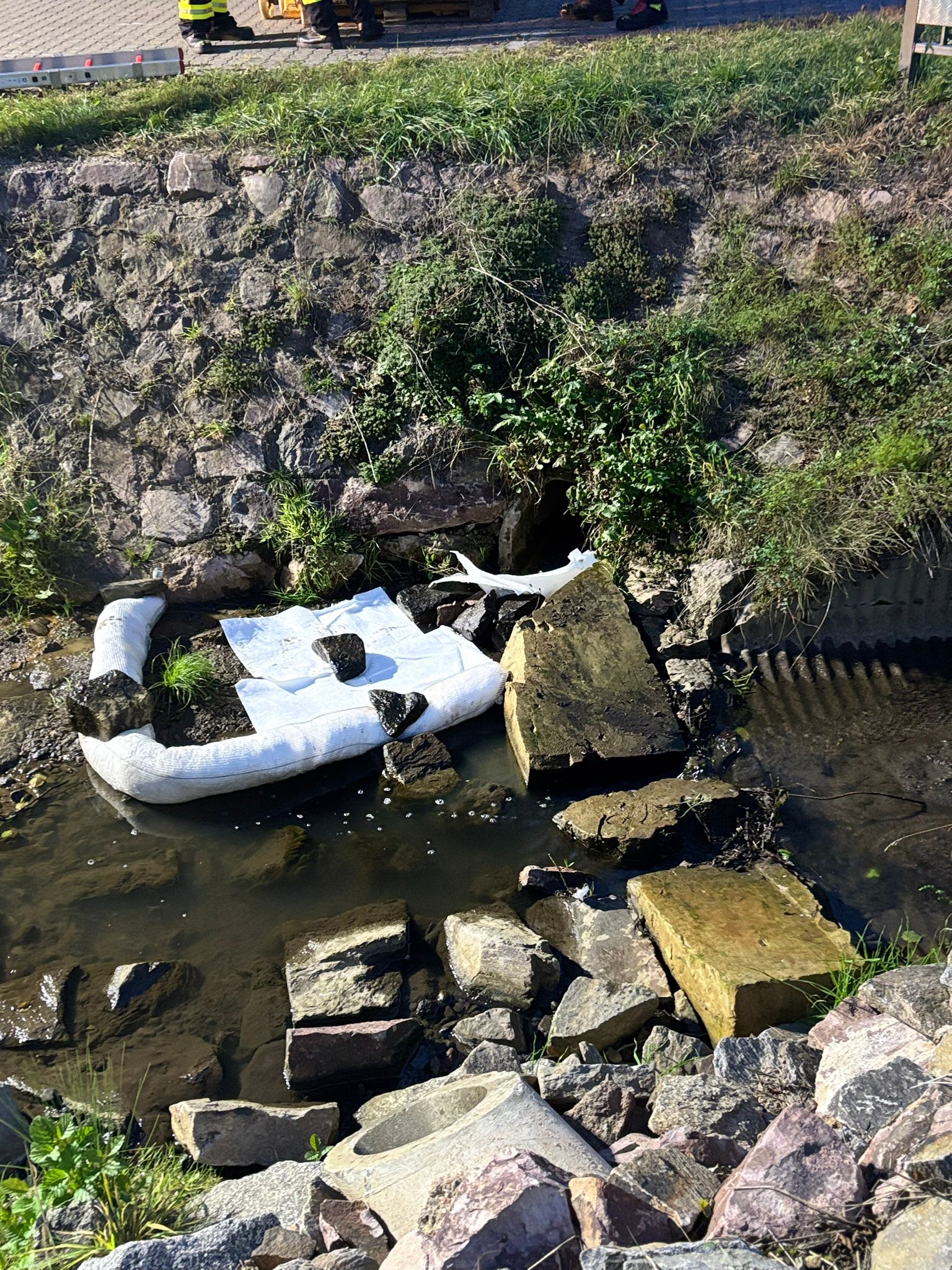 20250907 Öl auf Gewässer Hösbach 1