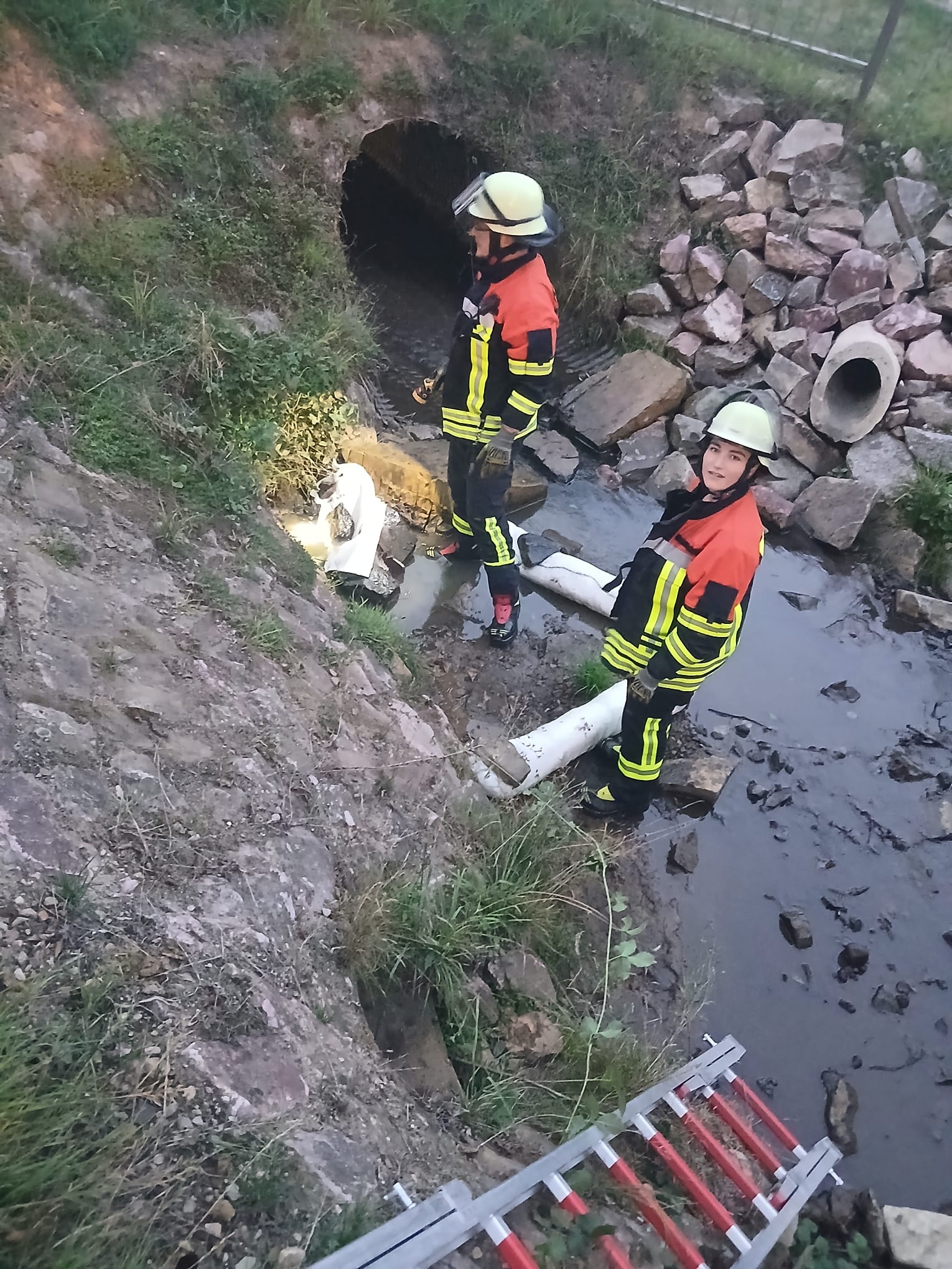 20250907 Öl auf Gewässer Hösbach 3