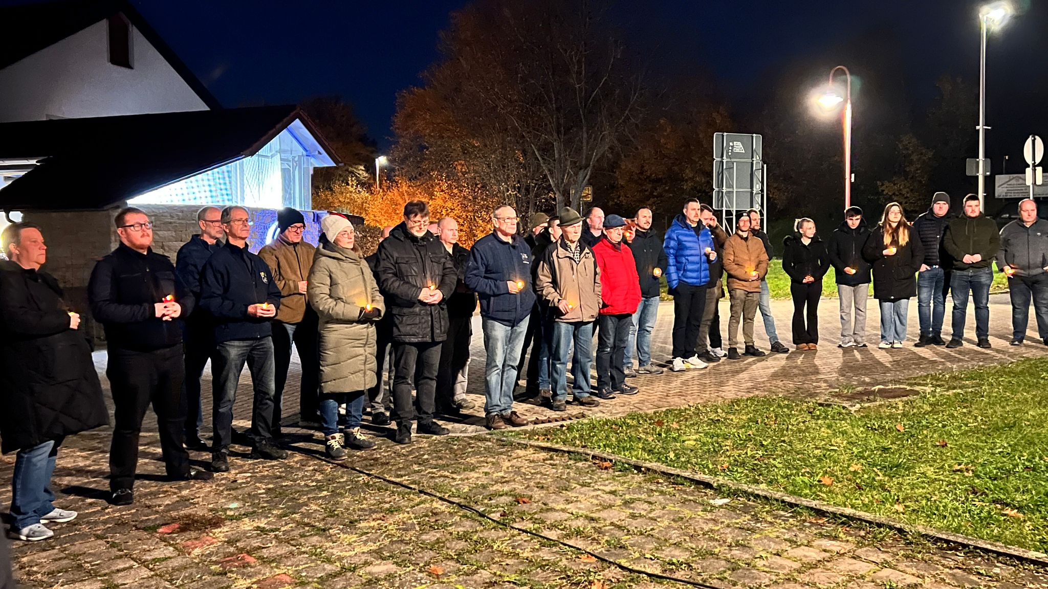 20251113 FF Großostheim 5. Todestag Dr Thomas Domanig mit Pflanzung Gedenkbaum 12