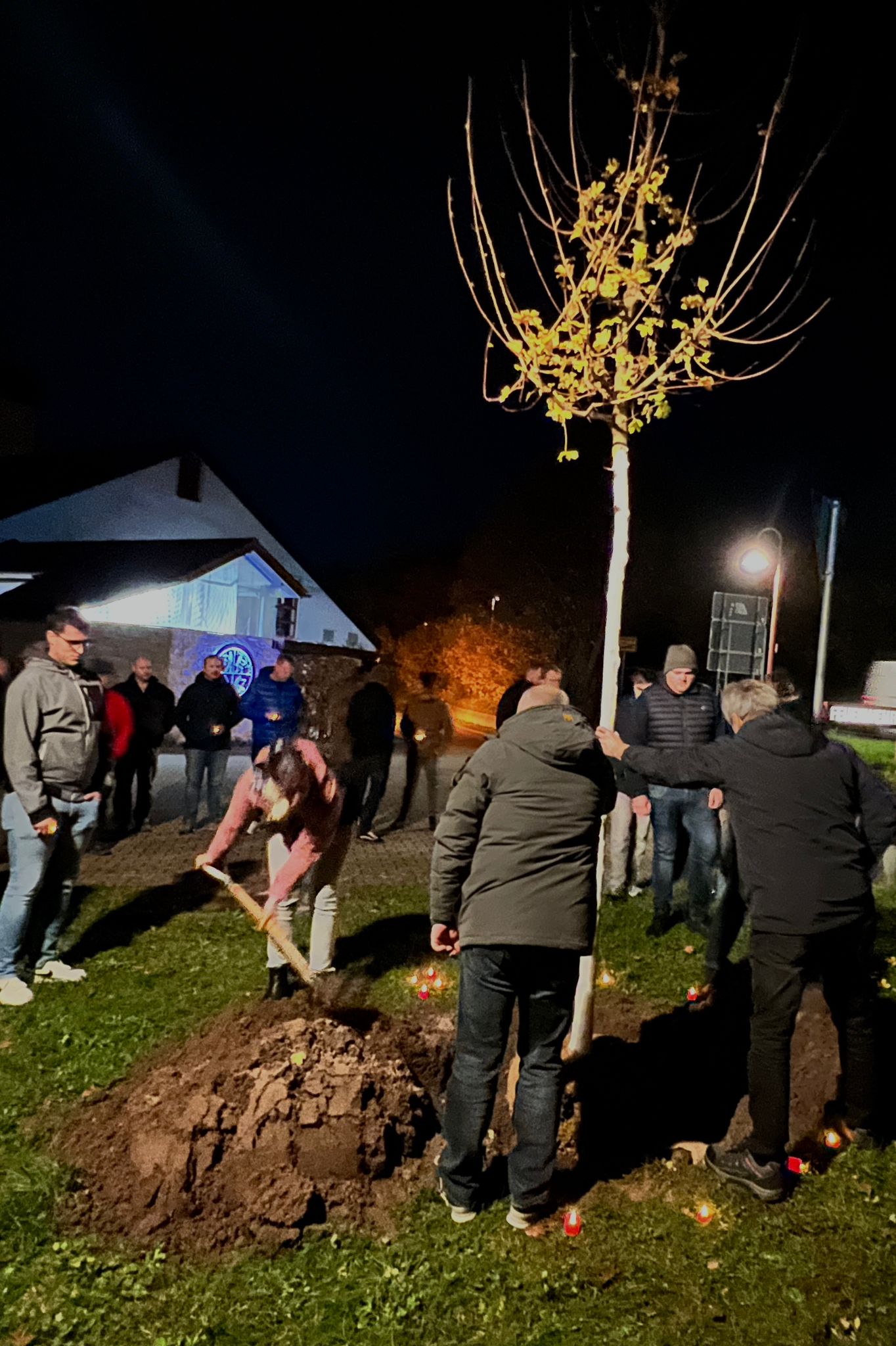 20251113 FF Großostheim 5. Todestag Dr Thomas Domanig mit Pflanzung Gedenkbaum 13