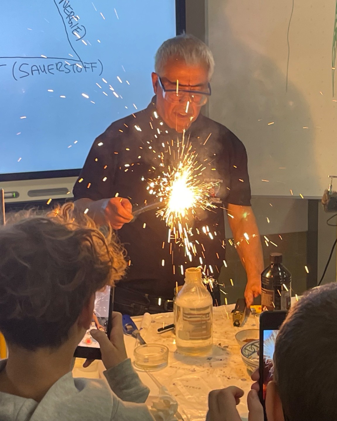 20251128 FF Großostheim Brennen und Löschen für die 7. Klassen der Mittelschule Großostheim 4