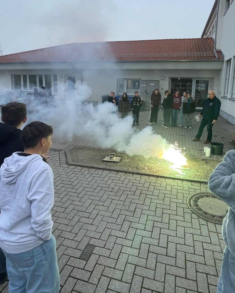 20251128 FF Großostheim Brennen und Löschen für die 7. Klassen der Mittelschule Großostheim 5