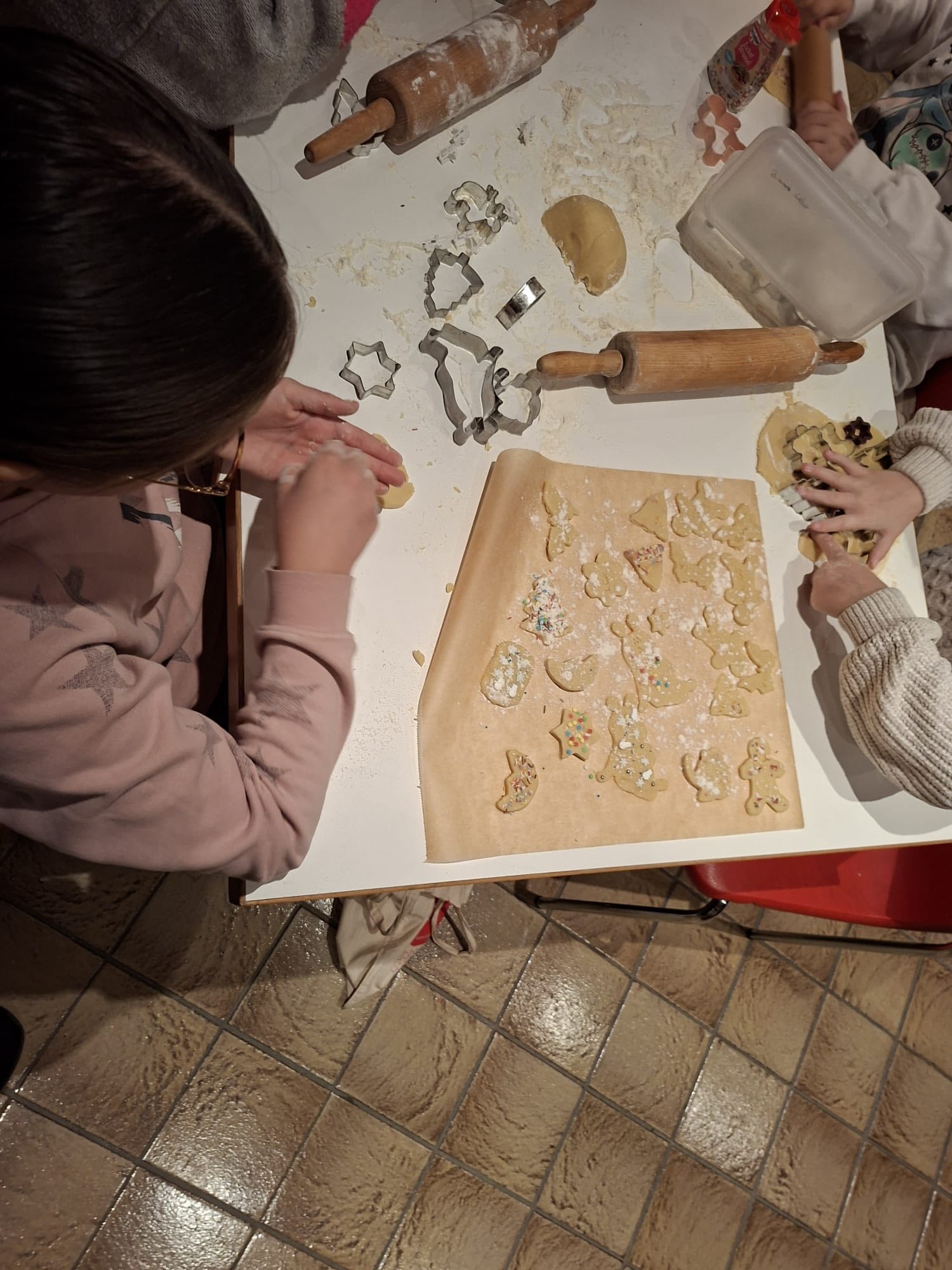 20251126 KiFeu Heimbuchenthal backt Weihnachstplätzchen für Seniorenheim 2