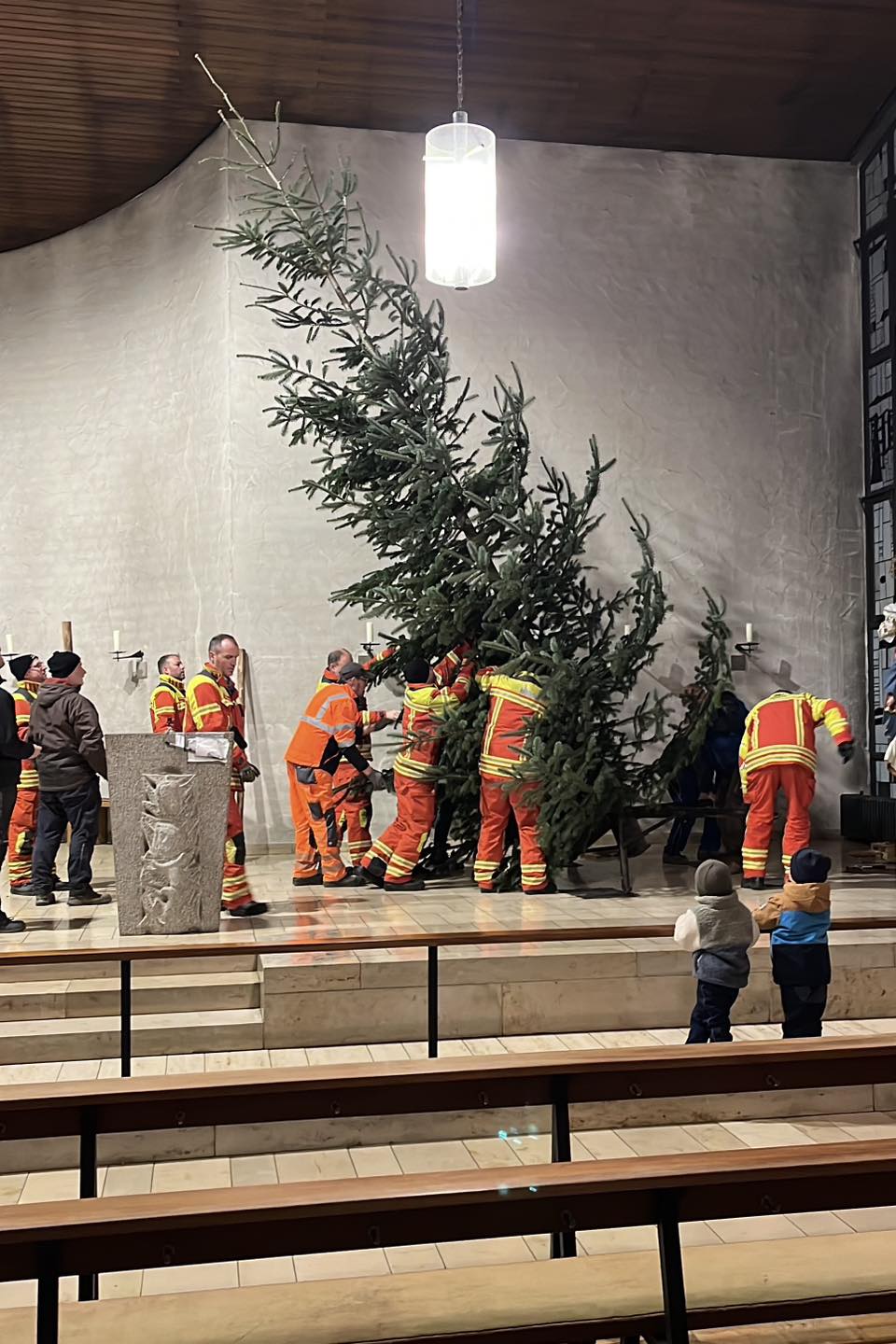 20251218 FF Laufach stellt Christbaum in der Kirche 4