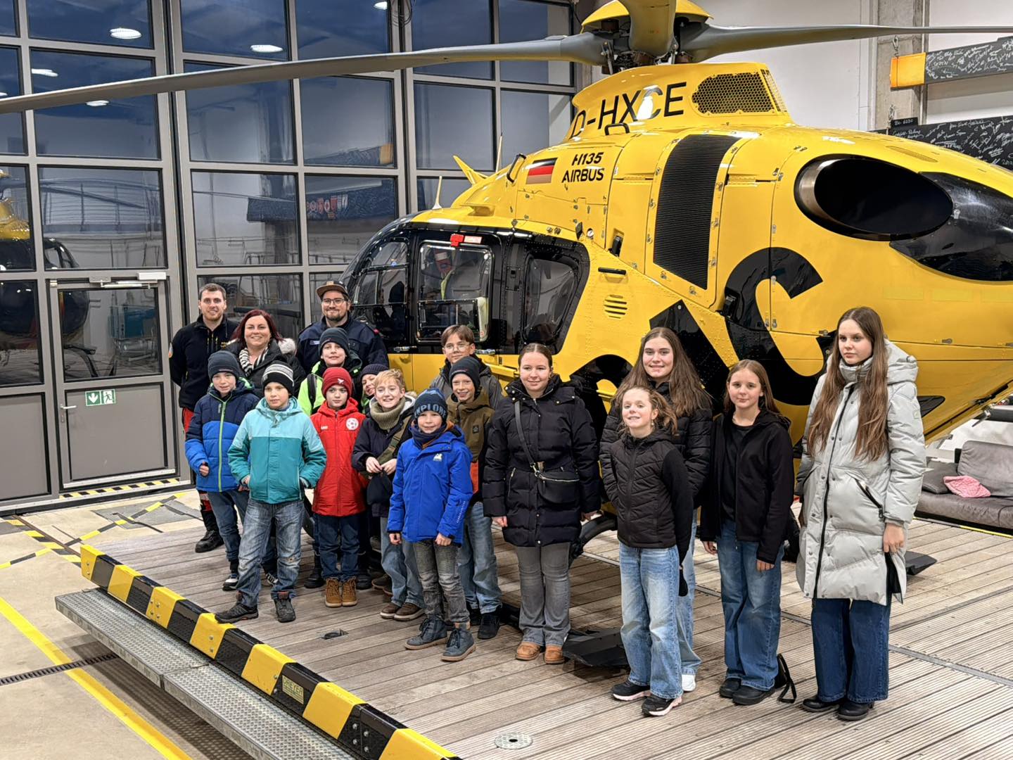 20260124 FF Weibersbrunn Besuch der JF und der KiFeu beim RTH Christoph 18 1