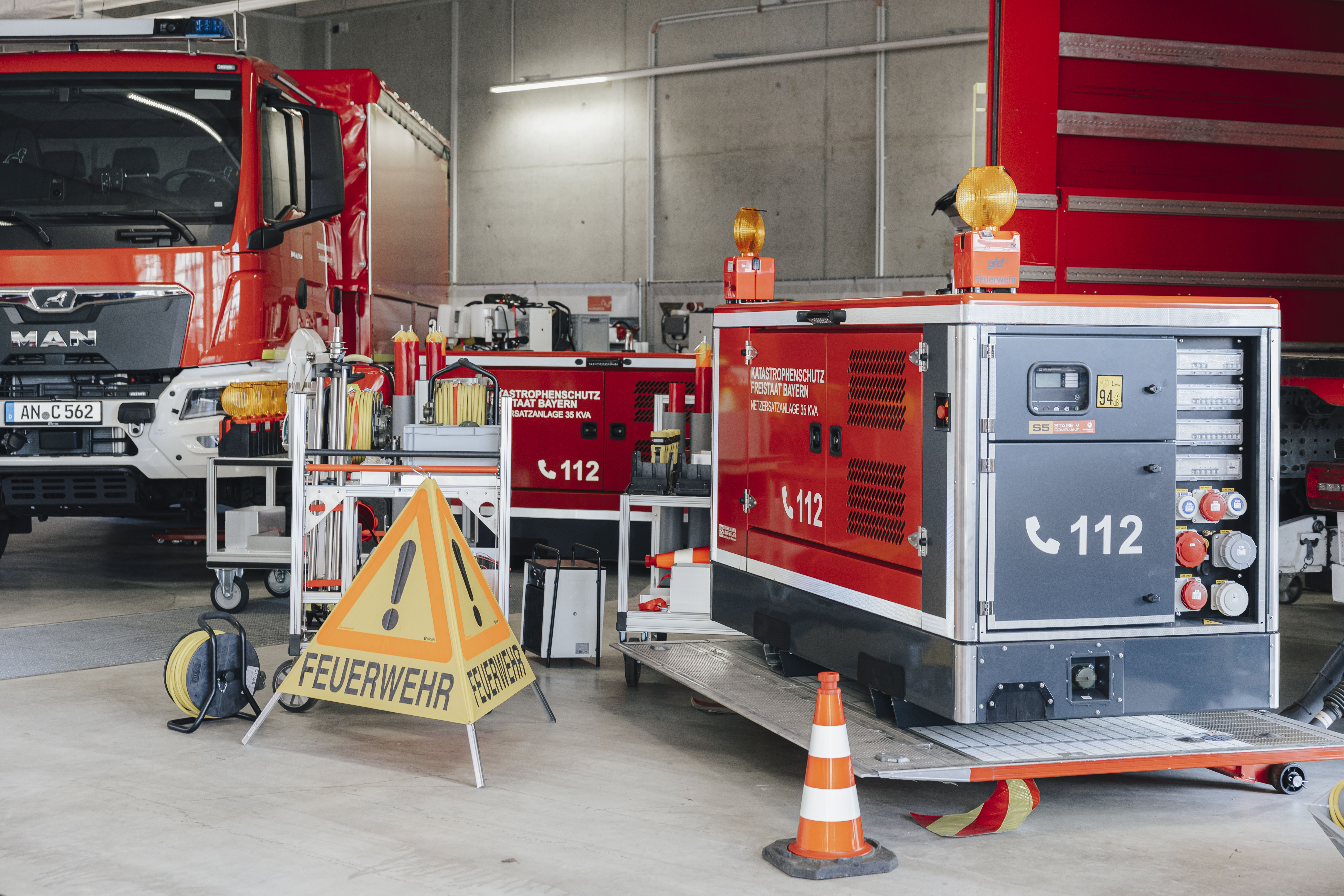 Bayer.  Staatsministerium des Innern, für Sport und IntegrationBayerns Innenminister Joachim Herrmann stellt neue Notstromgerätesätze für die bayerischen Feuerwehren in Nürnberg vorNürnberg, 04.03.2026©BayStMI/Giulia Iannicelli